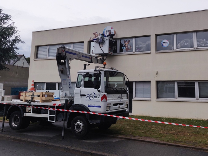 signaletique-brh-interim-signaletique ILV, adhésif en lettres découpées et décoration - BRH Intérim nantes