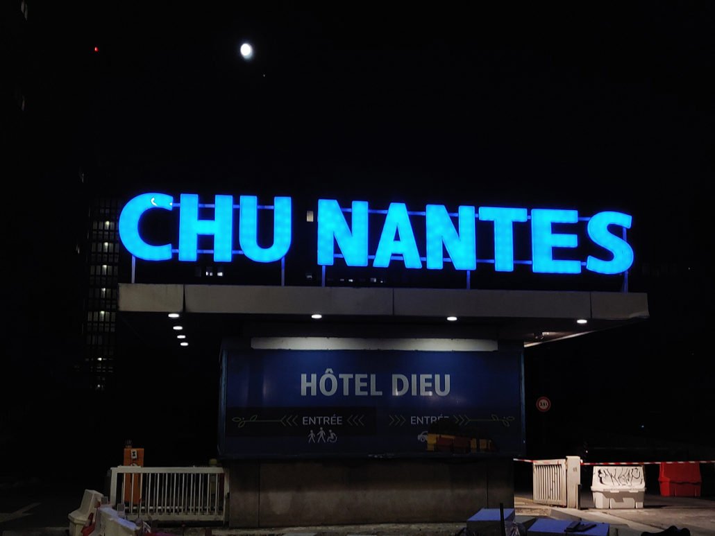 Enseigne rétro-éclairée en lettres boitier - CHU de Nantes