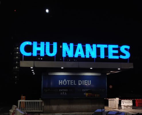 Enseigne rétro-éclairée en lettres boitier - CHU de Nantes